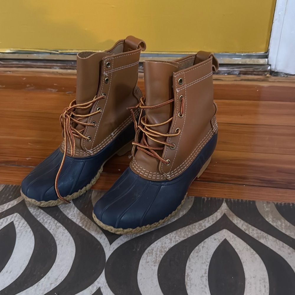 size 9 brand new LL.Bean boots navy brown rain duck 8”